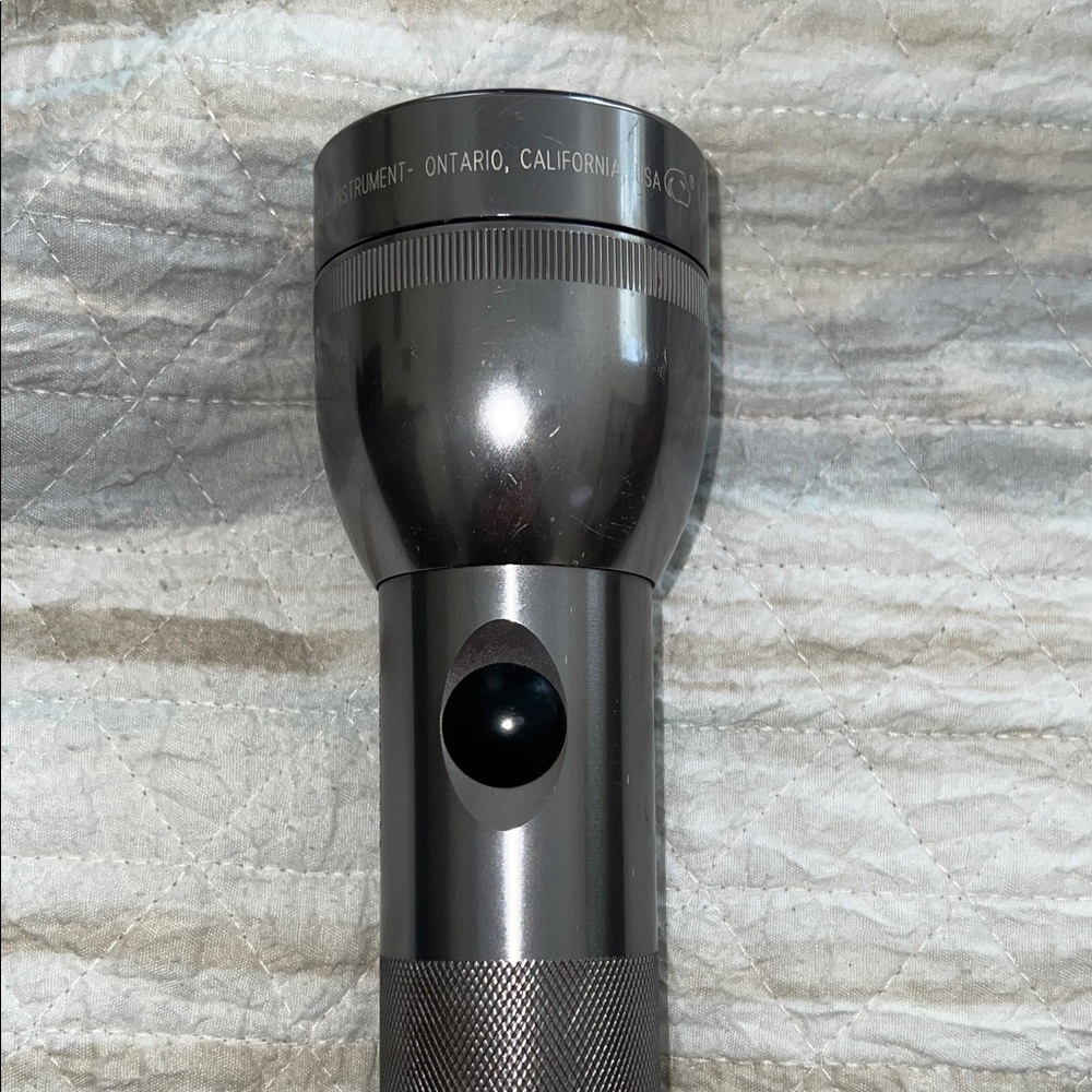 Maglite Silver Flashlight - Picture 3 of 7